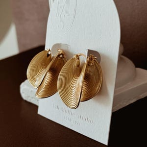 14k Gold Plated Sterling Silver Fan Hoop Earrings / Textured Shell-Inspired Statement Earrings / Art Deco Vintage / Bold Sculptural Earrings
