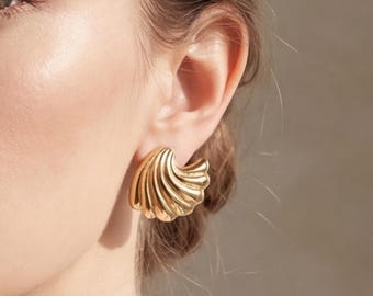 Pendientes de concha dorada gruesa, estilo vintage.