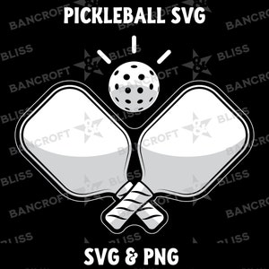 Puede incluir: Ilustración en blanco y negro de dos palas de pickleball cruzadas con una pelota de pickleball blanca en el centro. El texto "PICKLEBALL SVG" está por encima de las palas y "SVG & PNG" está por debajo de las palas.
