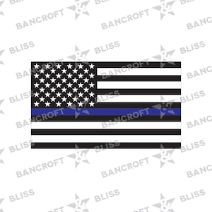 Puede incluir: Una bandera estadounidense en blanco y negro con una fina línea azul en el medio. La bandera es un símbolo de apoyo a la aplicación de la ley.