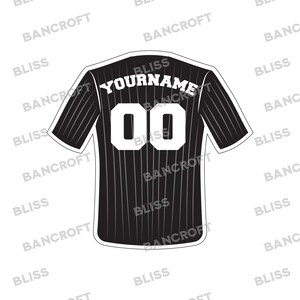 Puede incluir: Jersey de b&eacute;isbol negro y blanco con un patr&oacute;n a rayas. La parte posterior del jersey tiene el texto "YOURNAME" y el n&uacute;mero "00" en blanco.