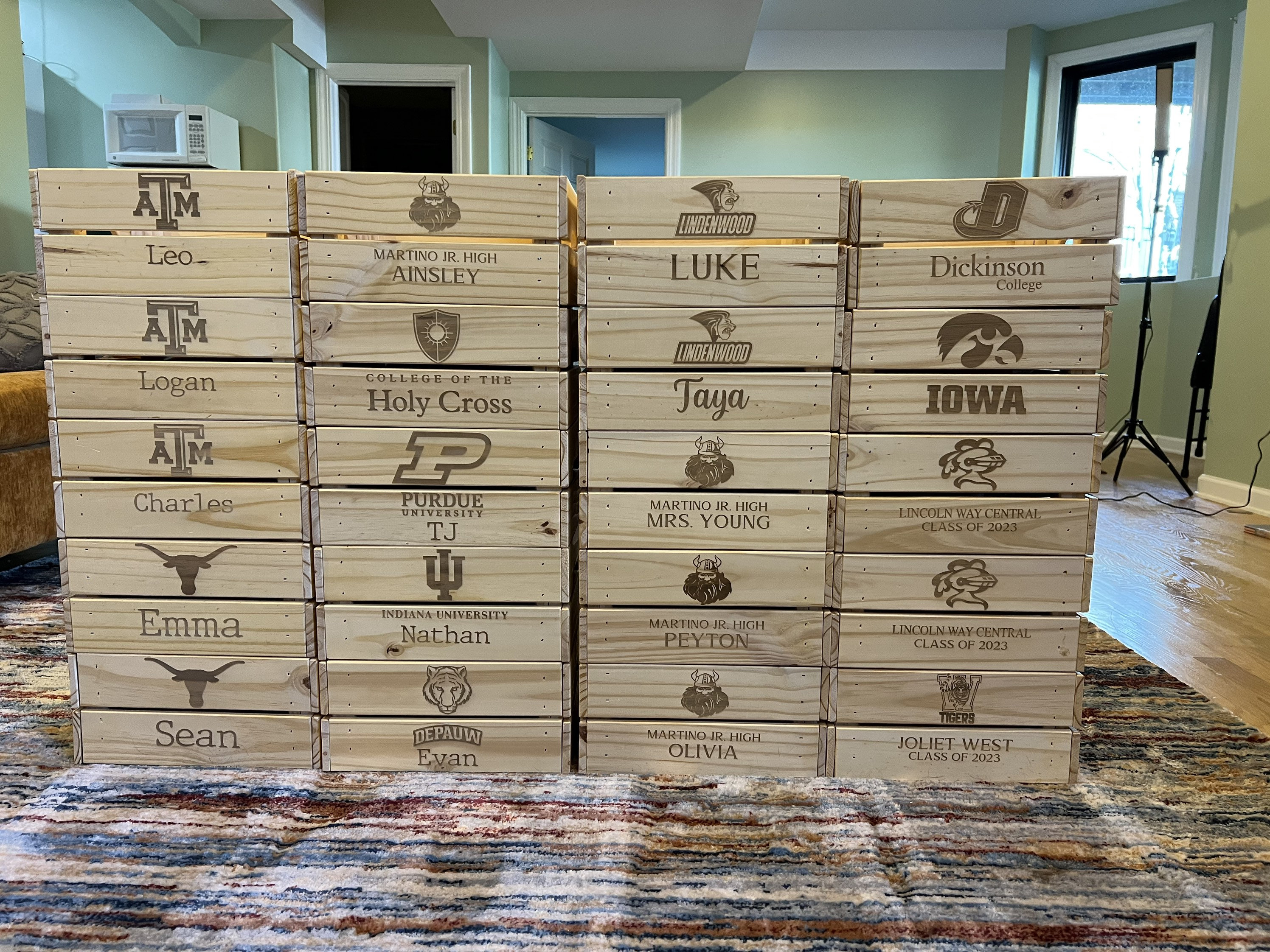 Percha de madera grabada: Chaqueta universitaria, letra de la escuela  secundaria - Etsy México, image size:2992x2244