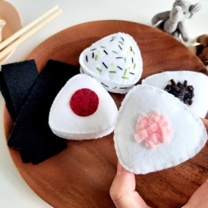 bolas de arroz de fieltro, onigiri de fieltro, comida japonesa de fieltro, comida de juego asiática, comida de juego, comida de juguete para niños, comida de juguete, bola de arroz de juguete