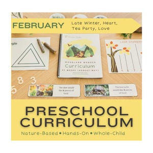 Könnte beinhalten: Ein gelber und weißer Poster mit dem Text "FEBRUARY Late Winter, Heart, Tea Party, Love" und "PRESCHOOL CURRICULUM Nature-Based Hands-On Whole-Child". Der Poster zeigt Bilder eines Wald-Lehrplans, einer Blattstempel-Aktivität und einer Zähl-Aktivität mit einem Reh und einer Schildkröte.