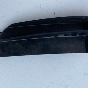 Puede incluir: Moldura de parachoques de coche de plástico negro con dos clips en el lateral.