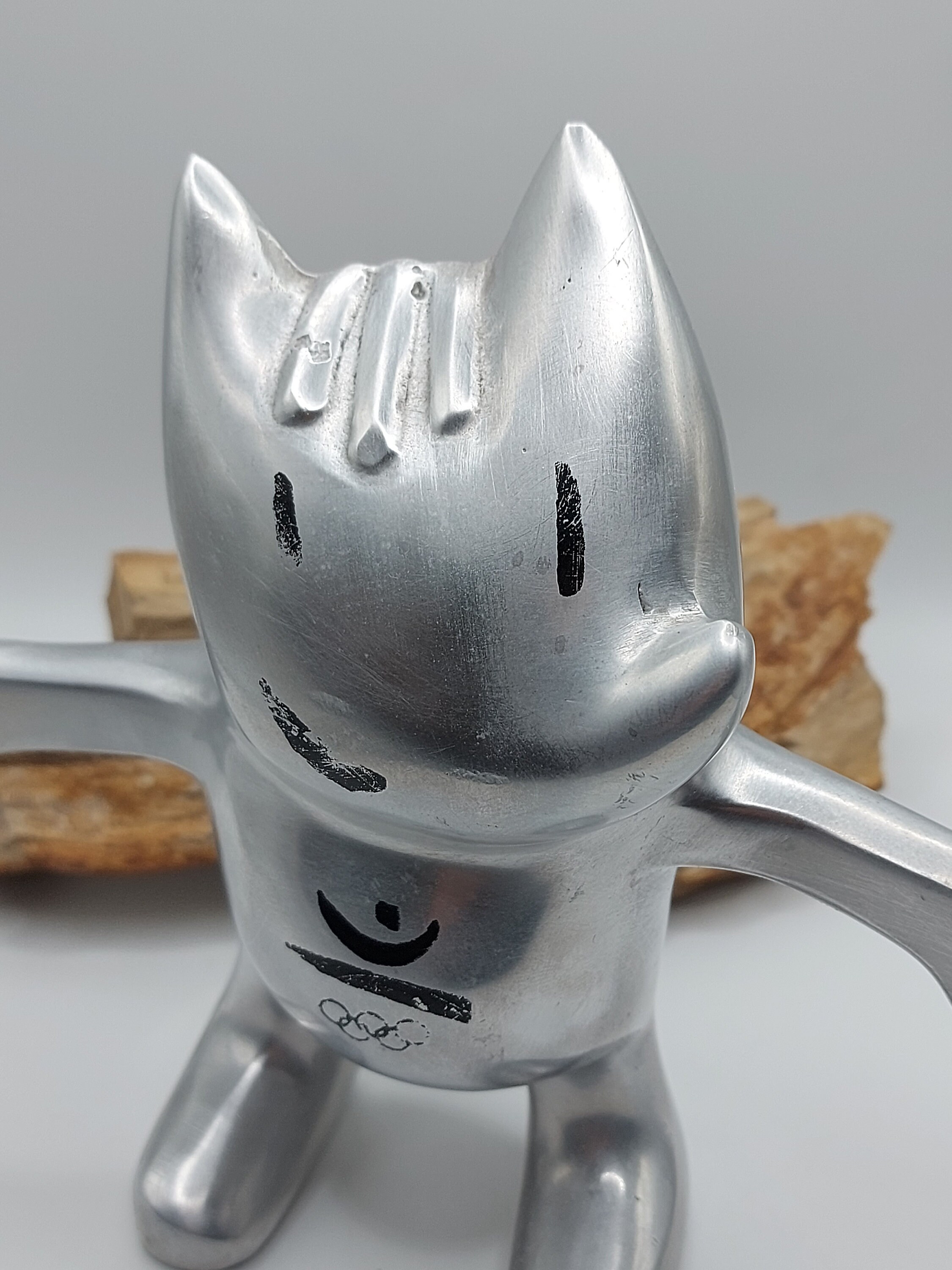 Mascotte Cobi JO Barcelone 1992 – Aluminium – Par Javier Mariscal (très Bel état)