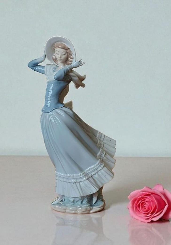 Vintage Retired Lladro Figurine, 