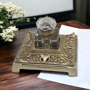 Hermoso tintero de latón antiguo con pozo de vidrio facetado, alrededor de 1900, decoración de oficina, art déco, principios del siglo XX, regalo de aniversario para hombres