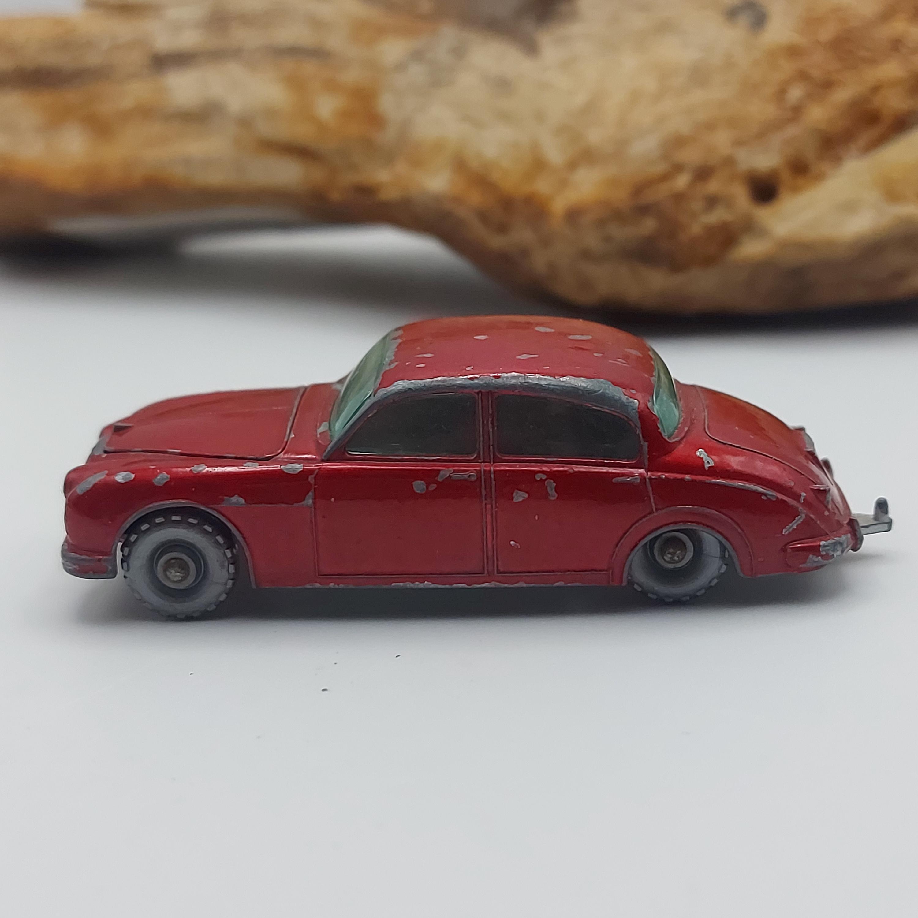 ミニカー MATCHBOX No.65 3-4litre Jaguar Lesney Matchbox Jaguar 3.4 Litre No.65 Red Made In England