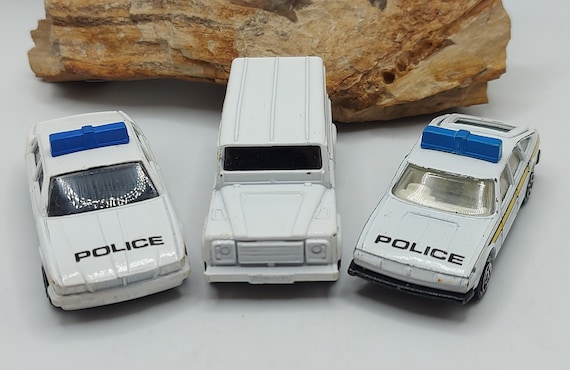 3 Vintage CORGI POLICE CARS, Jaguar Xj6,land Rover,rover