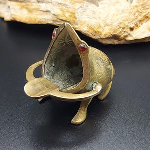 Cenicero de latón con forma de rana, raro y vintage de los años 60, con ojos de cristal rojo rubí, figura de rana de latón, adorno de rana, rana dorada, regalo de rana, príncipe rana