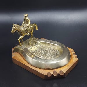 Cenicero de latón de mediados de siglo con forma de herradura y caballo, cenicero de latón de la suerte con forma de herradura, caballo y jinete, decoración de oficina.
