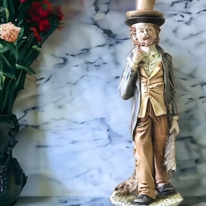 Seltener 1950er Jahre Großer Capodimonte Vagabond Mann mit Doppelhüten, Capodimonte Tramp, Capodimonte Figuren, Vintage Capodimonte Figuren