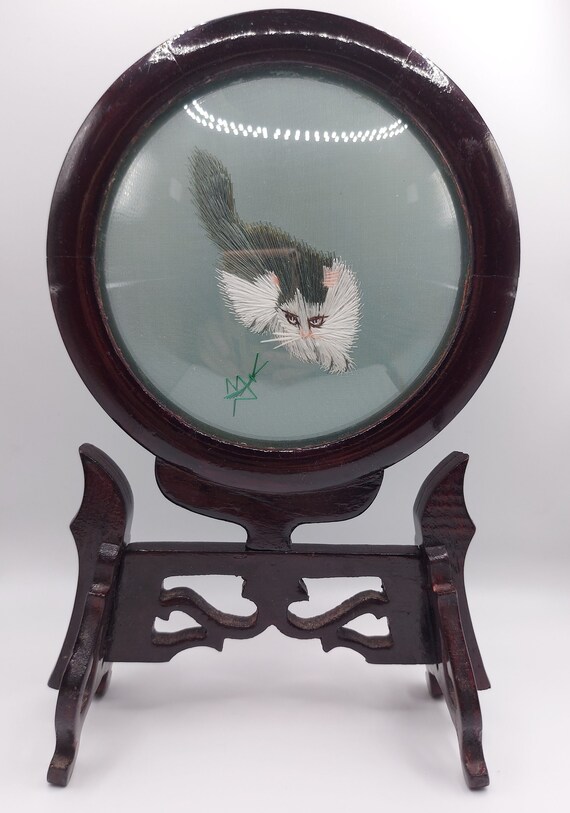 ヴィンテージの中国シルク刺繍猫のリバーシブルガラススクリーンと木製