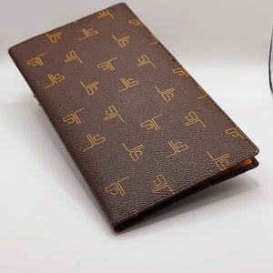 Cartera vintage unisex grande de Jean Louis Scherrer con doble pliegue, acabado en PVC, tarjetero y bolsillos con cremallera.