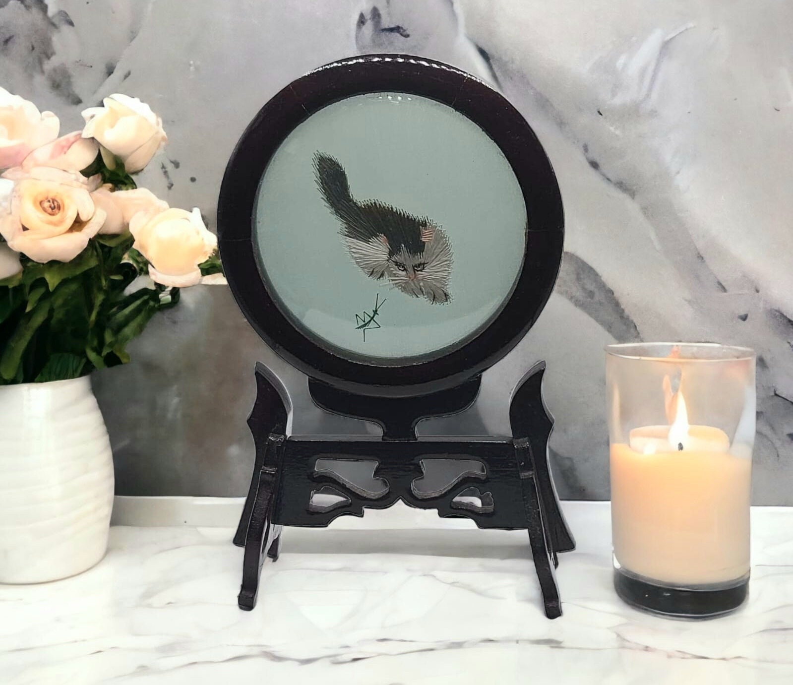 ヴィンテージの中国シルク刺繍猫のリバーシブルガラススクリーンと木製