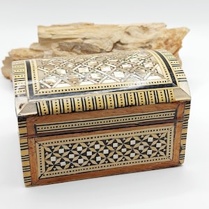 Vintage Egyptian mother of pearl marquetry trinket box, jewellery box, trinket box, Paua Shell, inlaid mother of pearl, handmade box.