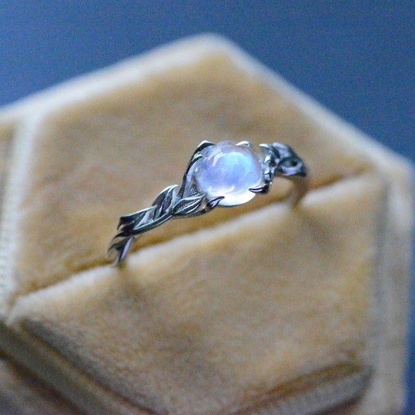 Anillo floral de plata de ley con piedra lunar y corte de cúpula