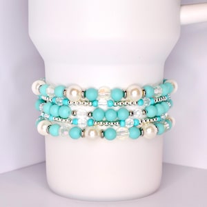 Bransoletka z pereł, turkusu i kryształu: jasnoniebieska biżuteria w kubkach