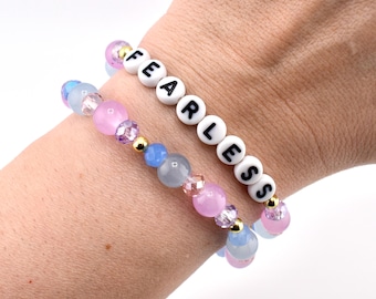 Set paars, blauwe en roze kralenarmbanden: kristallen en gouden accenten