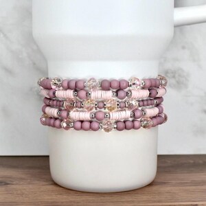 Conch Floral Armbandskollektion: Mauverosa armband med silverdetaljer