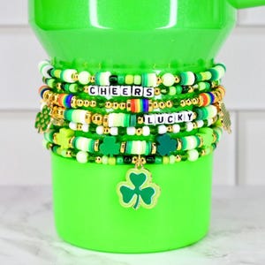 Kollektion av armband för St. Patrick's Day: Gröna och guldfärgade pärlarmband med accenter av shamrockpärlor