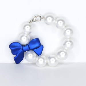 Pulsera con asa de vaso de perlas y lazo azul