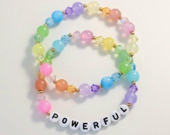 Set armbanden met regenboogkralen: motiverende gouden accentsieraden
