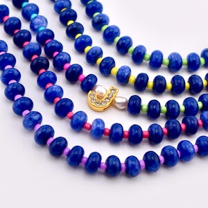 Bracciale fatto a mano con perline di pietra blu, bracciale con iniziale dorata, gioielli con monogramma personalizzati, bracciali colorati impilabili, regalo personalizzato per lei