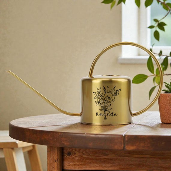 Personalisierte Goldgießkanne mit Blumenstrauß und anpassbarem Namens- oder Wortdesign