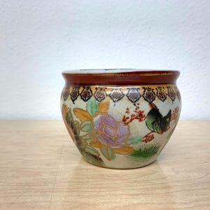 Jarrón japonés antiguo pintado a mano con motivos florales • Borde rojo y detalles dorados