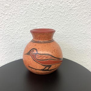 Jarrón de cerámica mexicana, arte popular pintado a mano, motivo de pájaro, jarrón coleccionable de 7,6 cm (3 pulgadas)