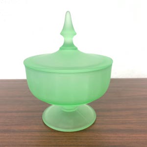 Met satijngroen glas bedekte compote uit het midden van de eeuw • Snoepschaal in Indianaglas-stijl