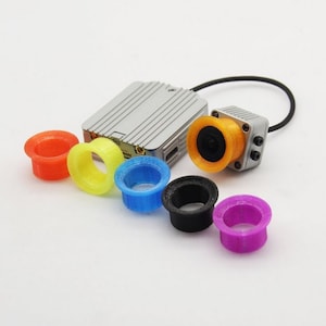 以下が含まれることがあります： オレンジ、イエロー、ブルー、ブラック、パープルの6色のカラフルなプラスチック製カメラレンズフードのセット。フードは、レンズ径が約3.8cmの小型カメラに適合するように設計されています。