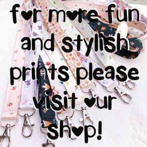 Op de afbeelding: Een collectie stoffen keycords met diverse patronen, waaronder paddenstoelen, sterren en bloemen, elk voorzien van een zilverkleurige metalen karabijnhaak. De tekst "for more fun and stylish prints please visit our shop!" is eroverheen geplaatst.