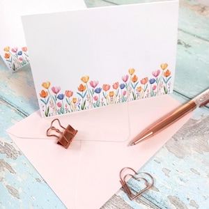 Tarjetas de tulipanes hechas a mano con sobres: Notas florales recicladas