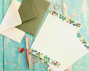 Papel de carta con diseño de flores silvestres, tamaño A5. Incluye sobres opcionales, rayados o en blanco.