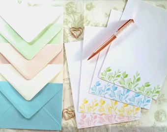 Juego de papel de carta con estampado de hojas en tonos pastel: Papelería tamaño A5 con sobres.