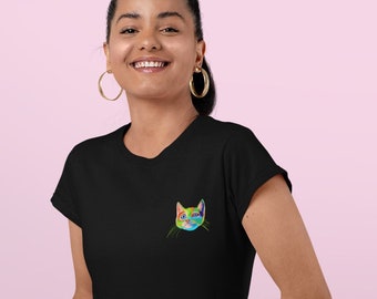 Könnte beinhalten: Schwarzes T-Shirt mit einem farbenfrohen, abstrakten Katzenmuster. Die Vorderseite des T-Shirts zeigt ein kleines Katzengesicht, während die Rückseite eine vollständige Katzenillustration zeigt. Das Katzendesign verwendet eine lebendige Palette aus Blau, Grün, Gelb und Rosa.