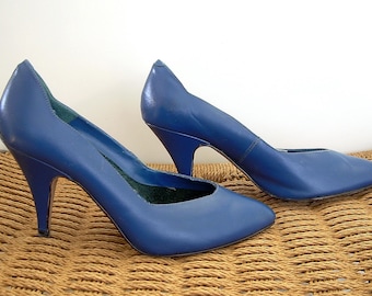 Scarpin vintage Mar-V-Lus em couro azul cobalto, estilo anos 80, tamanho 7B, fabricado no Brasil.