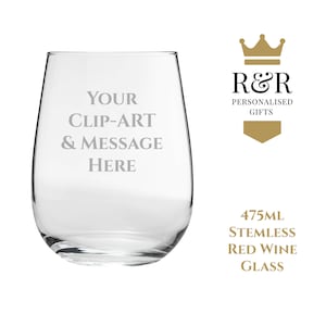 Op de afbeelding: Een helder glazen, steelloos rood wijnglas met een capaciteit van 475 ml. Het glas is gegraveerd met de tekst "YOUR CLIP-ART & MESSAGE HERE". Het glas is een gepersonaliseerd cadeau van R&R Personalised Gifts.