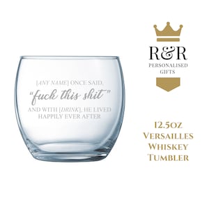 Puede incluir: Un vaso de whisky de vidrio de 12,5 onzas con el texto "[ANY NAME] ONCE SAID, "fuck this shit" AND WITH [DRINK], HE LIVED HAPPILY EVER AFTER" grabado en el lateral. El vaso es de vidrio transparente y tiene una forma redondeada. El texto está en fuente blanca. El vaso está sobre un fondo blanco.