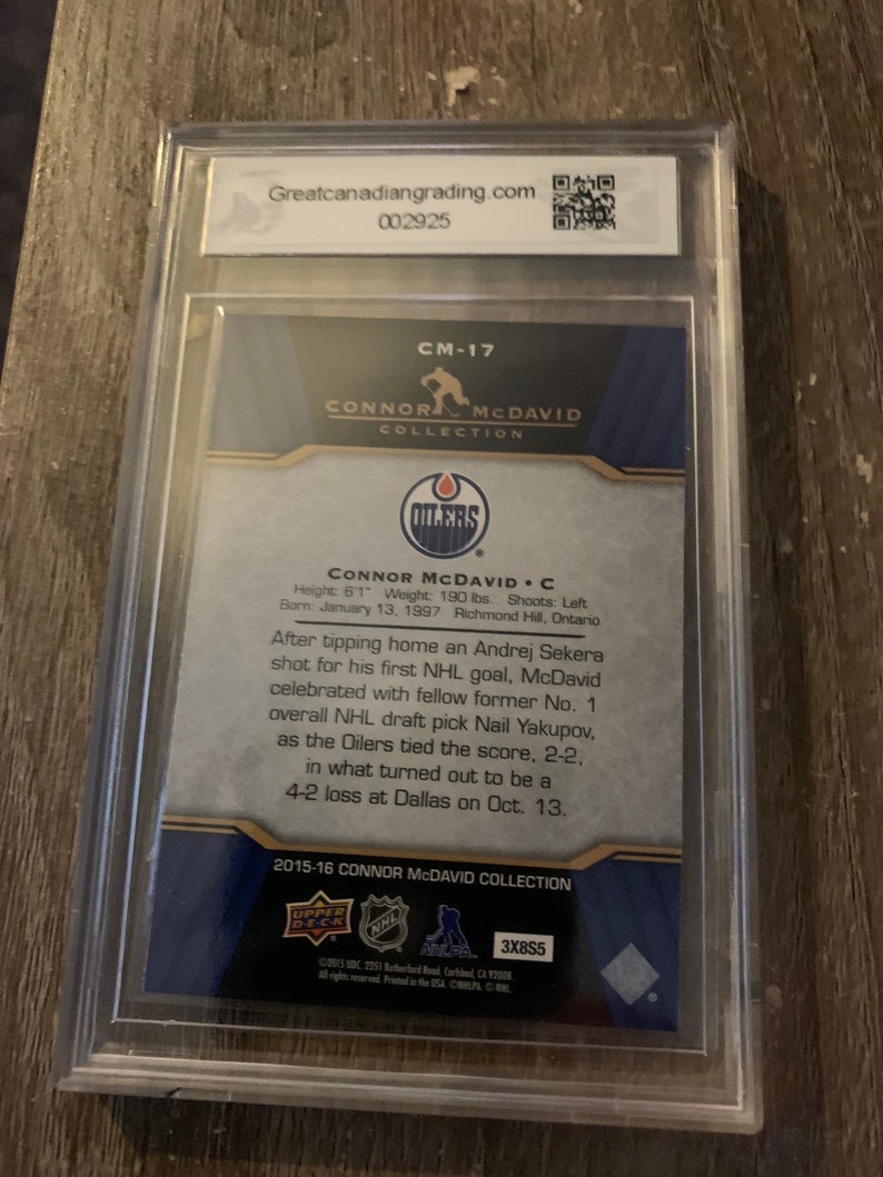 Puede incluir: Una tarjeta de hockey con Connor McDavid, un jugador de los Edmonton Oilers. La tarjeta es de la colecci&oacute;n Connor McDavid 2015-16. La tarjeta est&aacute; calificada por Greatcanadiangrading.com y tiene una calificaci&oacute;n de 002925.
