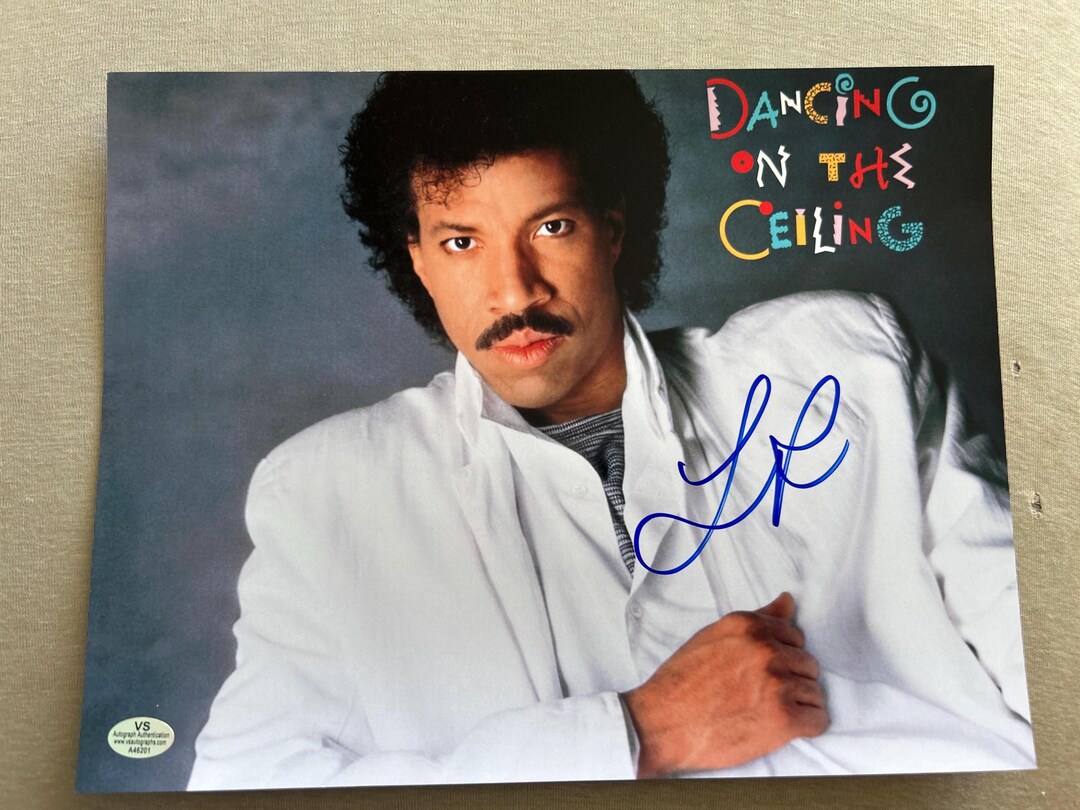 LIONEL RICHIE Signed Photo Shoulder COA hologram main image 0