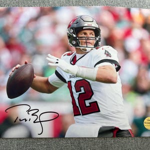 Tom Brady Hand Signed Autographed Tampa Bay Buccaneers 8x10 Photo w/COA