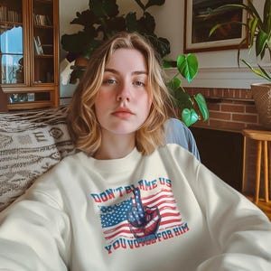Don&#39;t Blame Us Grafik-Sweatshirt: Vaterländisches Anti-Trumpf-Design