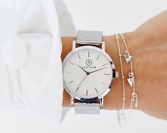 Relógio feminino minimalista prateado com detalhes em platina.
