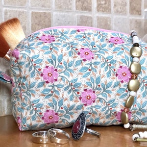 Trousse de maquillage en tissu fleuri. Petite trousse de toilette matelassée. Trousse à cosmétiques à fleurs roses et bleues. Cadeau pour elle