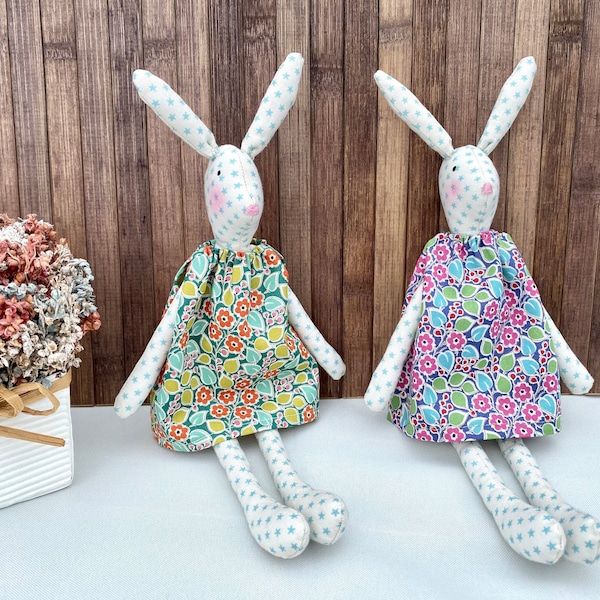 Poupée Tilda lapin de Pâques pour la décoration, petite poupée lapin avec robe verte et violette, lapin de Pâques fait main, cadeau pour elle