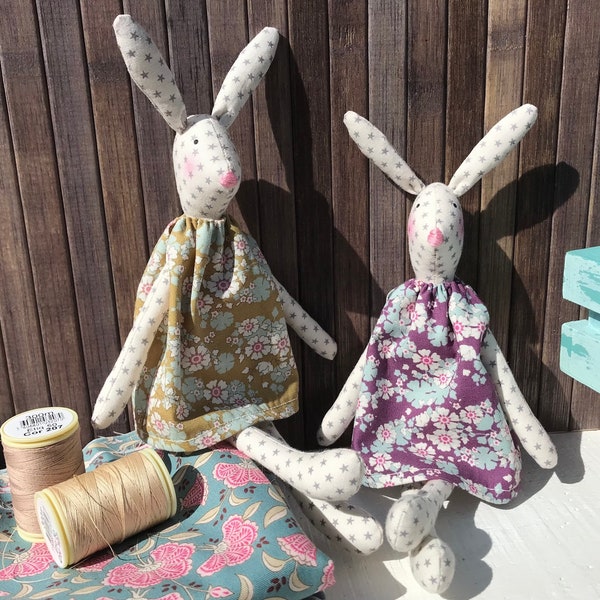 Lapin de Pâques Tilda pour la décoration, poupée lapin de Pâques, poupée lapin avec robe à fleurs